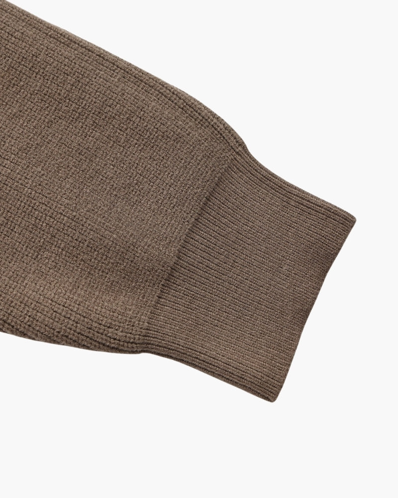 Raffinierter Strickpullover mit halbem Reißverschluss